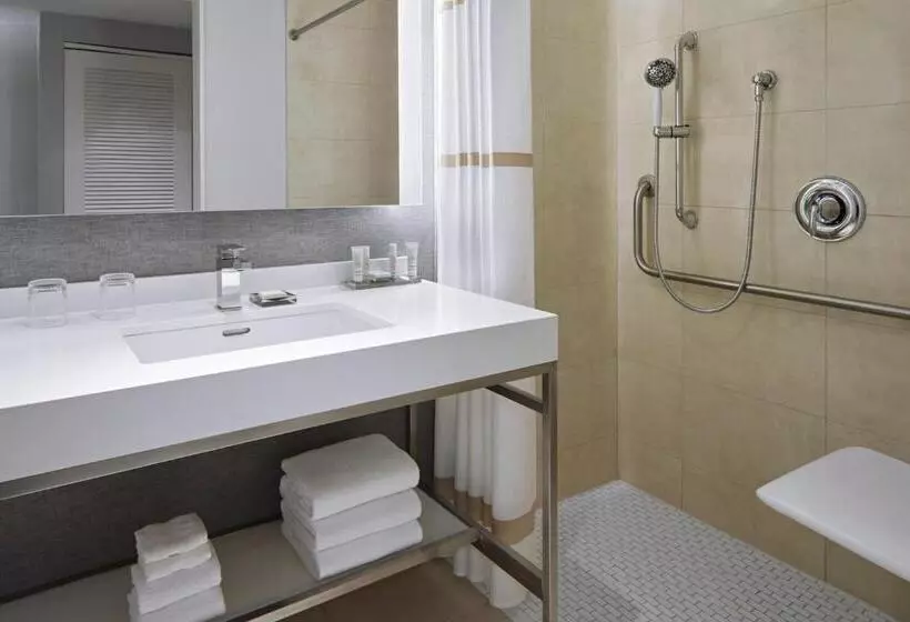 اتاق استاندارد با تخت بزرگ, Halifax Marriott Harbourfront