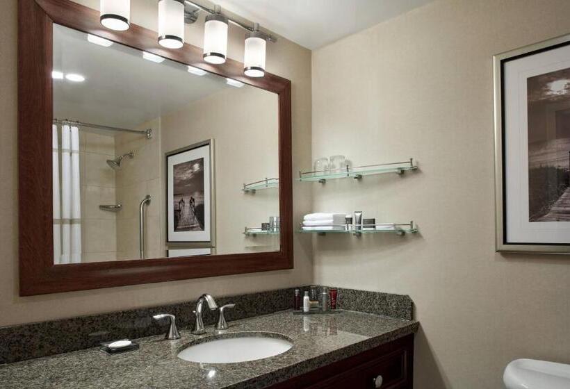 מיטת קינג בסוויטה, Halifax Marriott Harbourfront