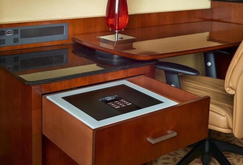 מיטת קינג בסוויטה, Halifax Marriott Harbourfront