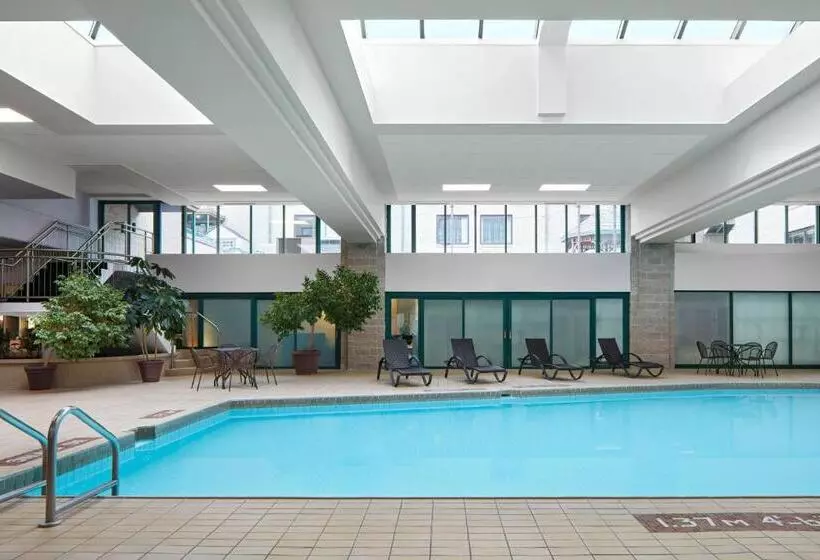 اتاق استاندارد با چشم‌انداز استخر, Halifax Marriott Harbourfront