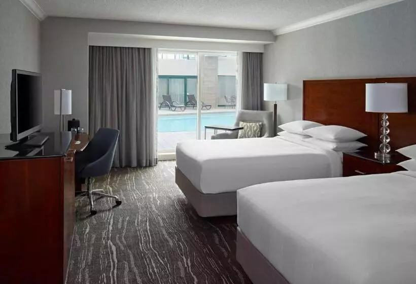 اتاق استاندارد با چشم‌انداز استخر, Halifax Marriott Harbourfront