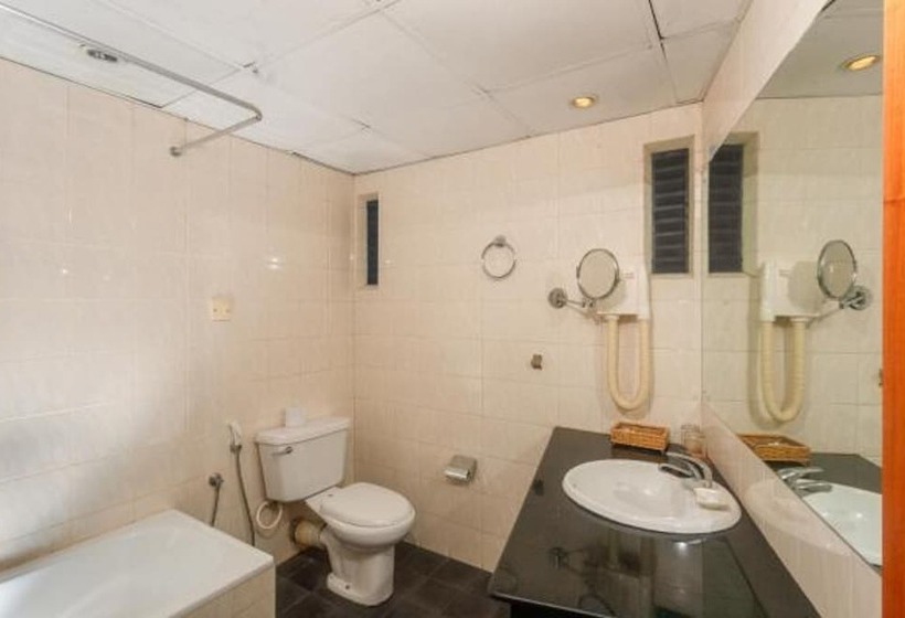 חדר דלוקס לארבעה, Janaki