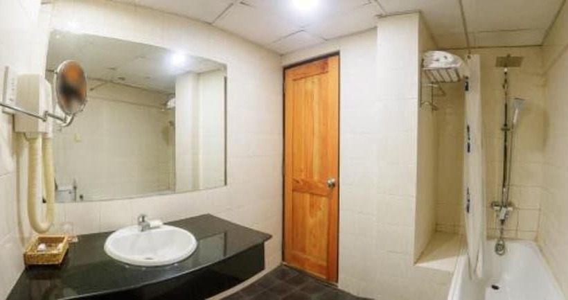 חדר דלוקס לארבעה, Janaki