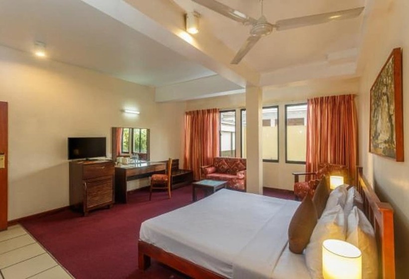 חדר דלוקס לארבעה, Janaki