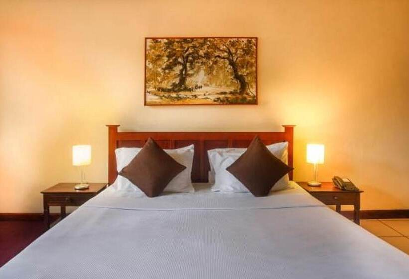 חדר דלוקס לארבעה, Janaki