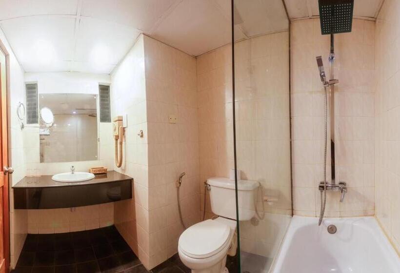 חדר דלוקס, Janaki