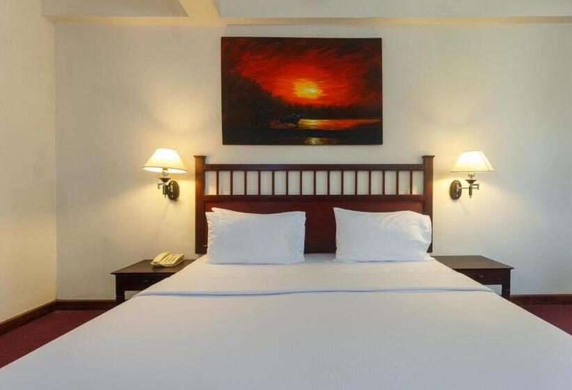 חדר דלוקס, Janaki