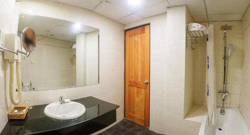 חדר דלוקס לארבעה, Janaki