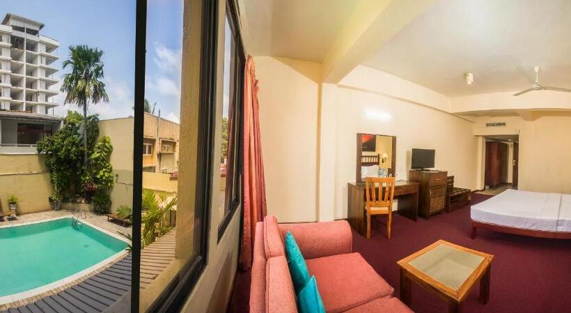 חדר דלוקס נוף בריכה, Janaki