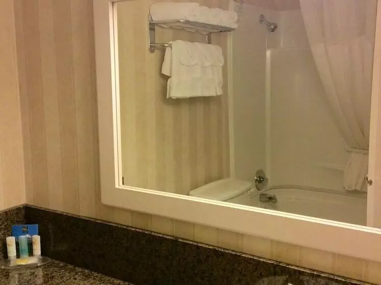 اتاق استاندارد, Quality Inn & Conference Centre