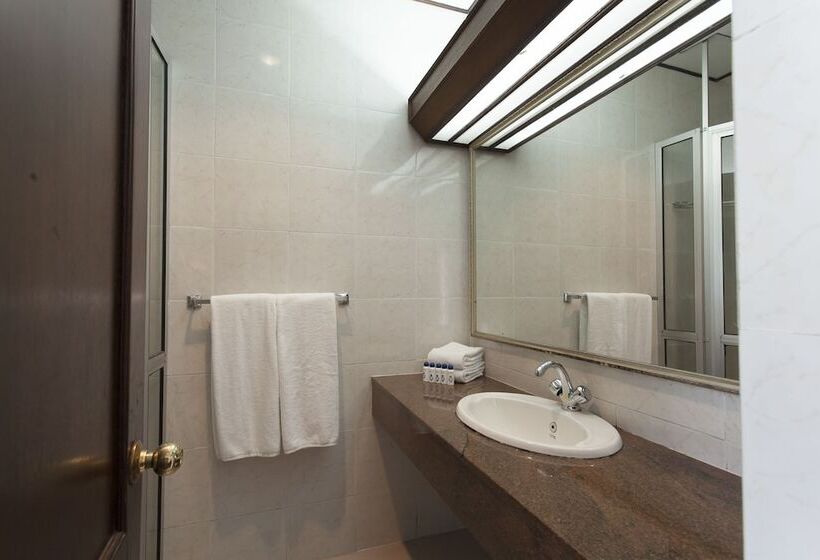 标准三人间, Queen S