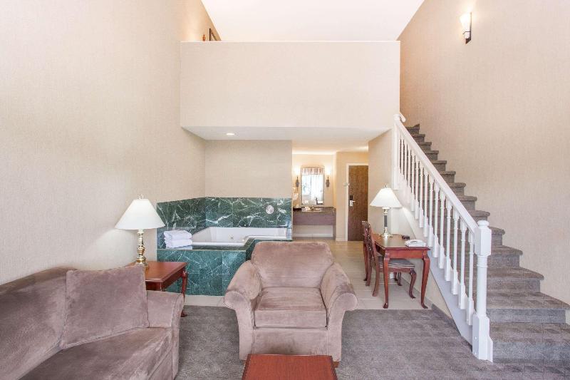 带大床的套房, Ramada By Wyndham Kelowna Hotel & Conference Center