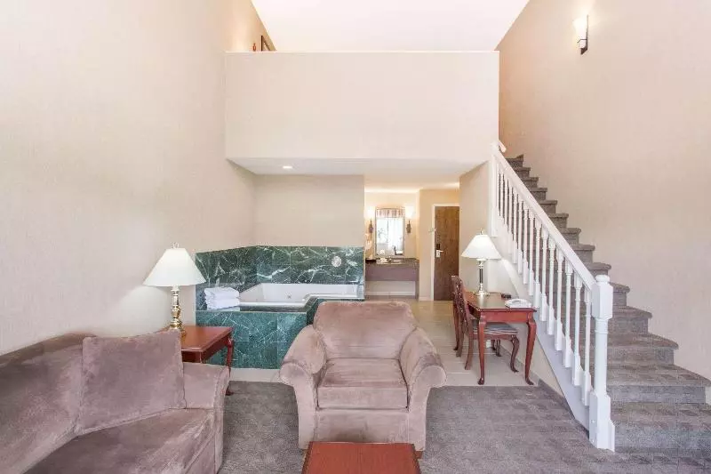 سوئیت با تخت بزرگ, Ramada By Wyndham Kelowna Hotel & Conference Center