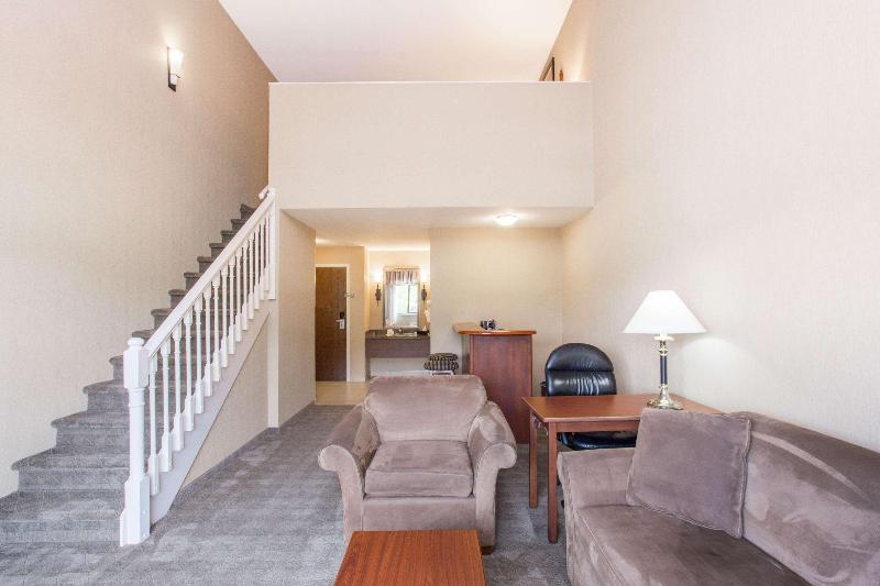 带大床的套房, Ramada By Wyndham Kelowna Hotel & Conference Center