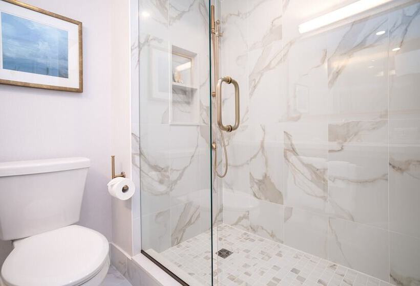 带大床的豪华间, The Sutton Place Hotel Vancouver