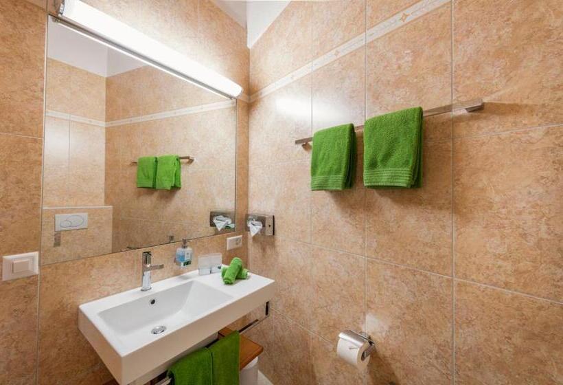 חדר פנטהאוז, La Perla