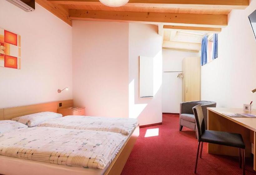 חדר פנטהאוז, La Perla