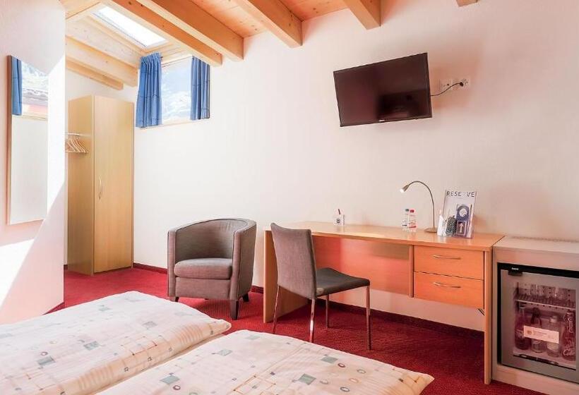 חדר פנטהאוז, La Perla