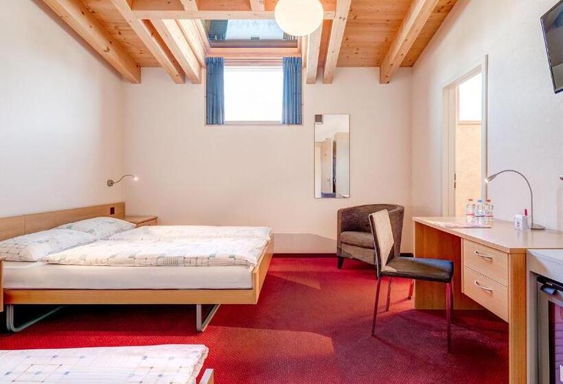 חדר סטנדרט לשלושה, La Perla