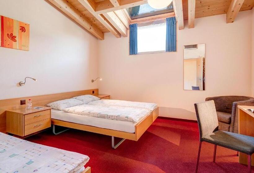 חדר סטנדרט לשלושה, La Perla