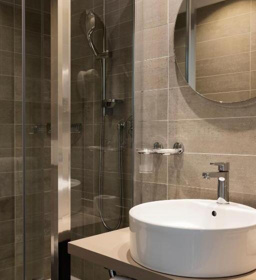 غرفة سوبيريور, Alexandra