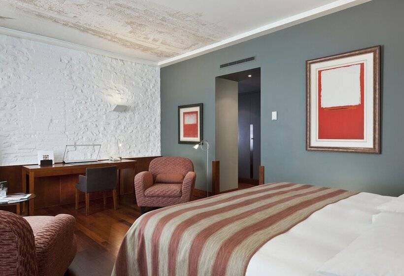 جناح جونيور, Angleterre & Residence