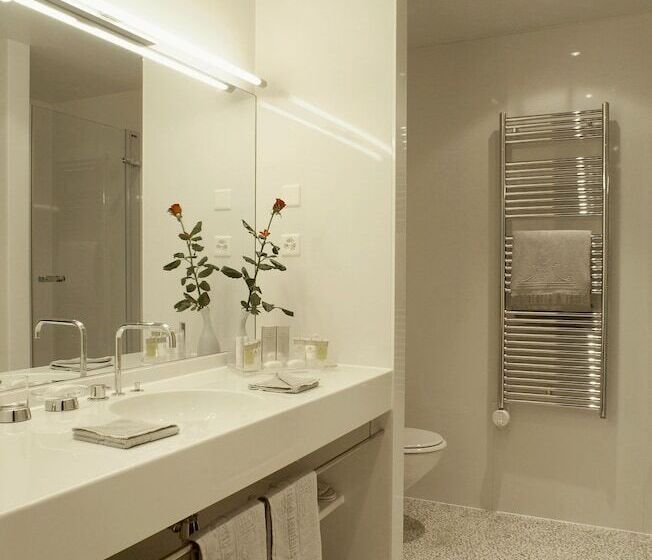 جناح جونيور مطل علي البحيرة, Angleterre & Residence