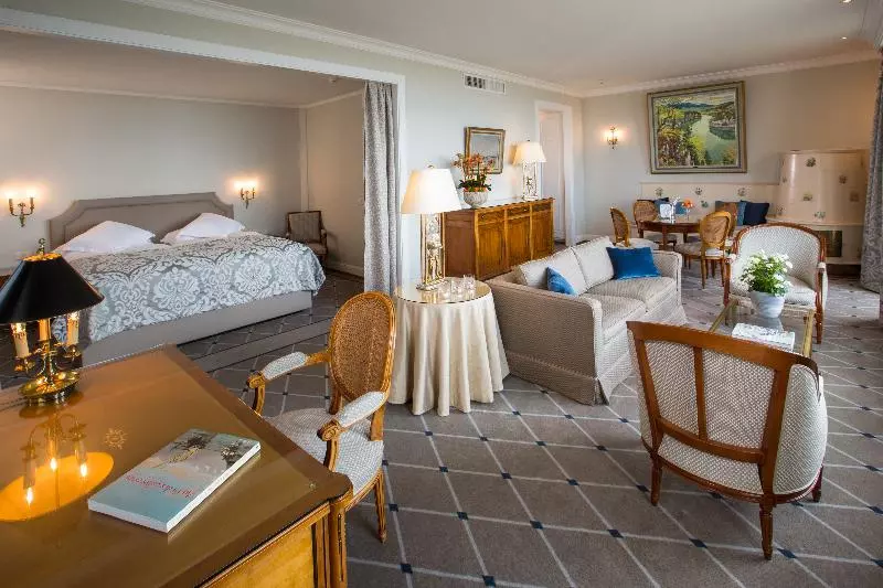 Suite with lake view, De La Paix Lausanne