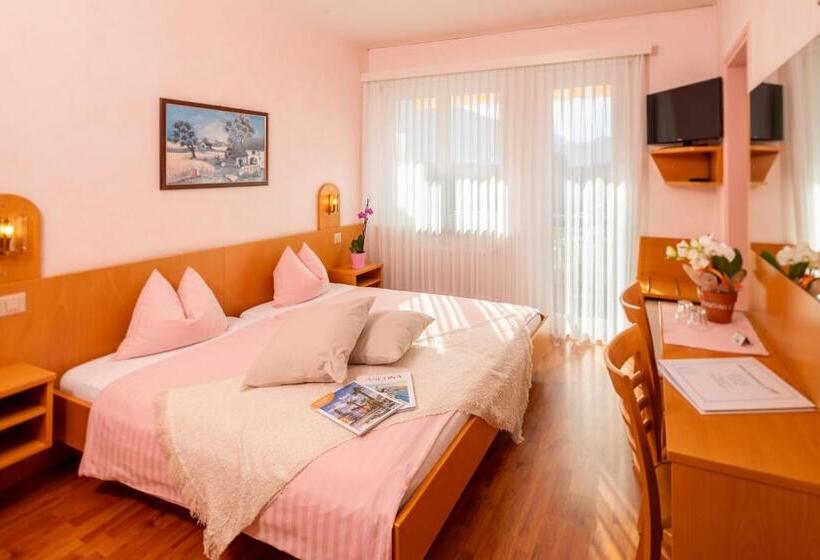 اتاق استاندارد با بالکن, Rondinella Locarno