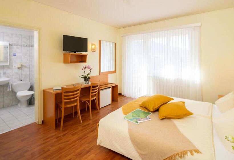 اتاق استاندارد با بالکن, Rondinella Locarno