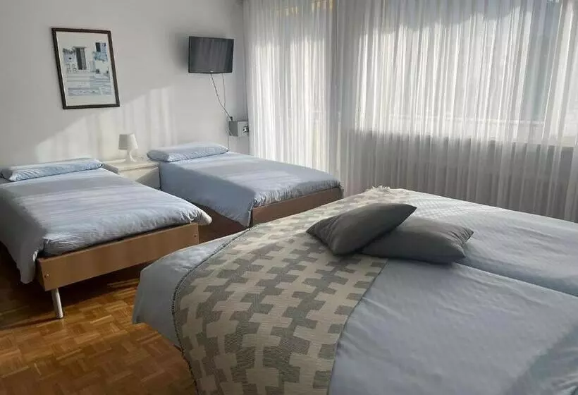 اتاق استاندارد چهارنفره با بالکن, Rondinella Locarno