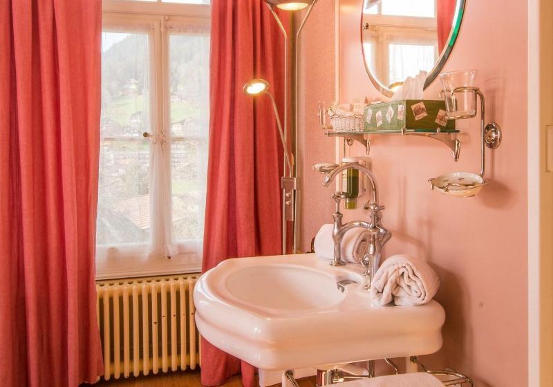 غرفة عائلية مطلّة علي الجبل, Historic Hotel Falken