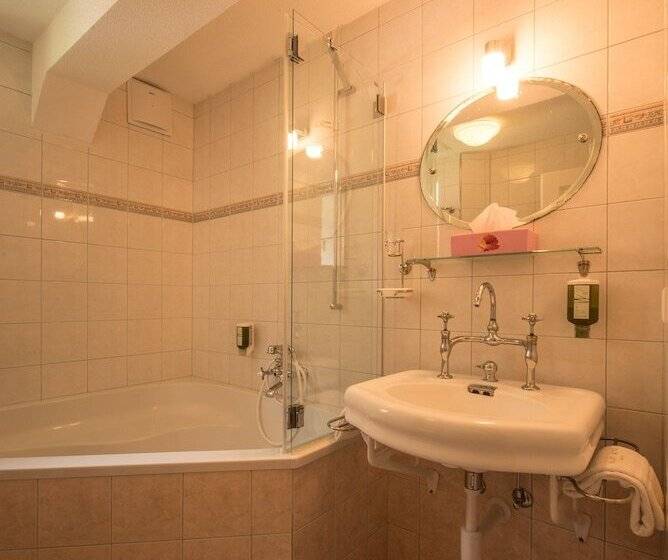 جناح جونيور, Historic Hotel Falken