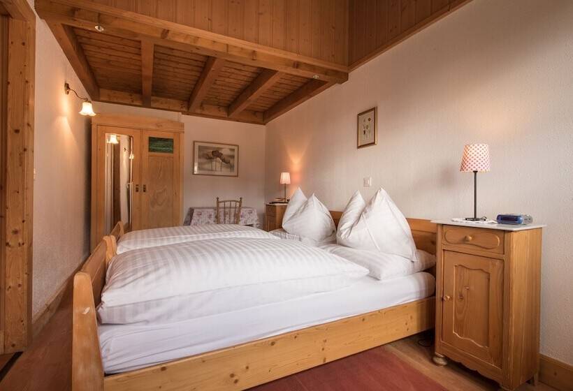 جناح جونيور, Historic Hotel Falken