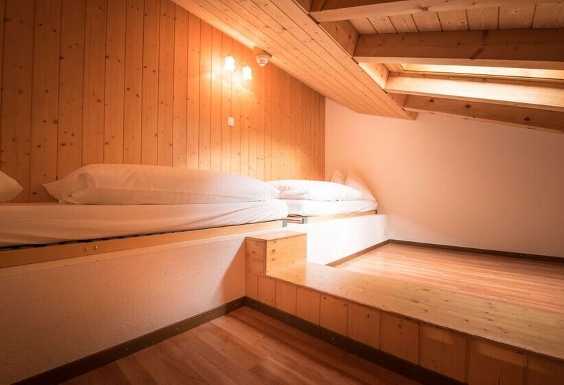 جناح جونيور, Historic Hotel Falken