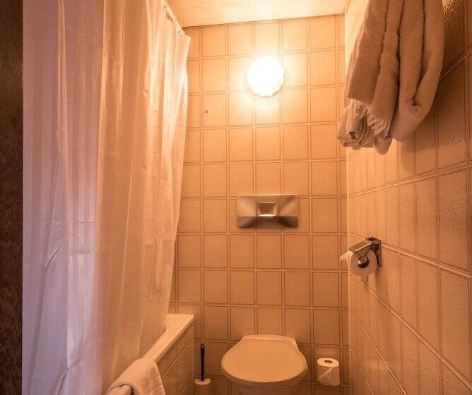 غرفة عائلية مطلّة علي الجبل, Historic Hotel Falken