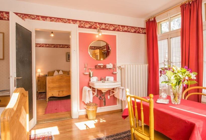 غرفة عائلية مطلّة علي الجبل, Historic Hotel Falken