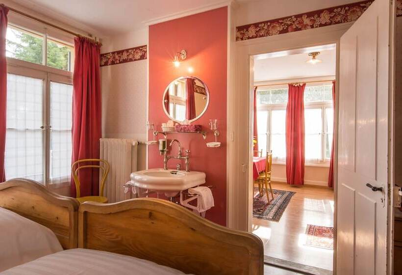 غرفة عائلية مطلّة علي الجبل, Historic Hotel Falken