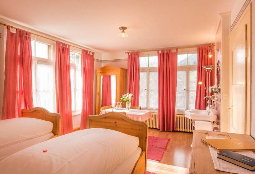 غرفة عائلية مطلّة علي الجبل, Historic Hotel Falken