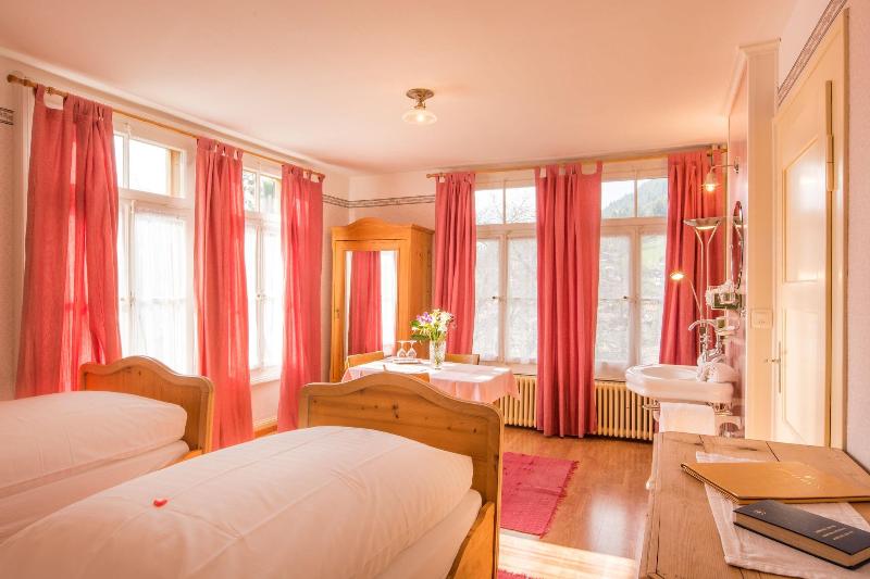 غرفة عائلية مطلّة علي الجبل, Historic Hotel Falken