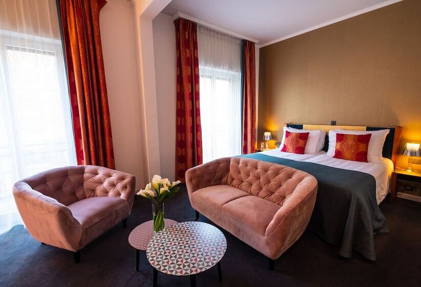 اتاق لوکس, The Ambassador