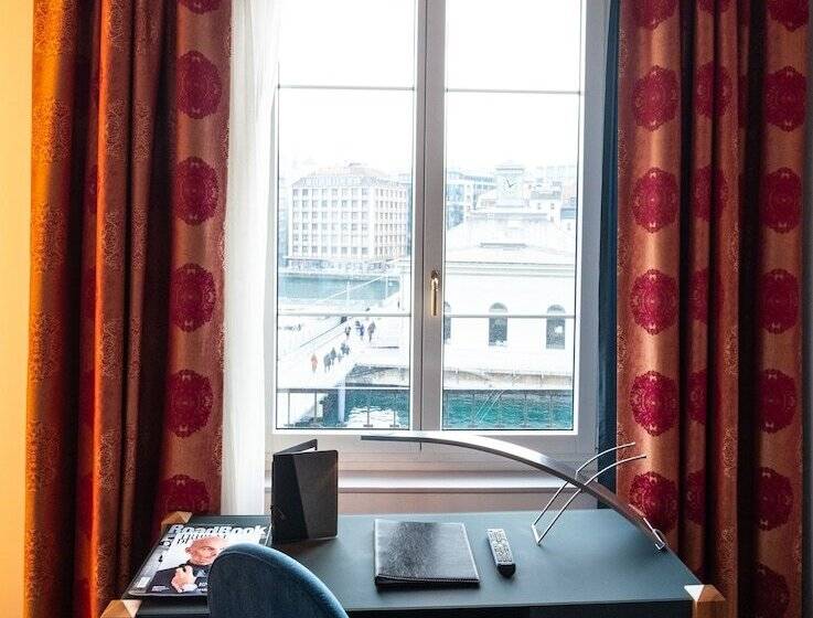 سوییت جونیور, The Ambassador