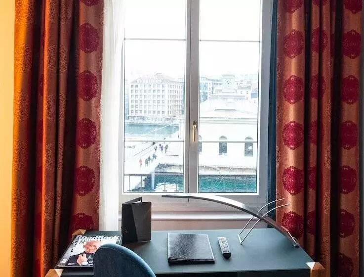 سوییت جونیور, The Ambassador