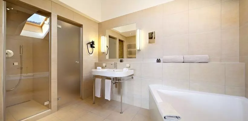 3 Bedroom Suite, Vanessa