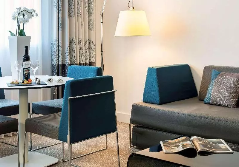キングサイズベッドのスイートルーム, Novotel Lugano Paradiso