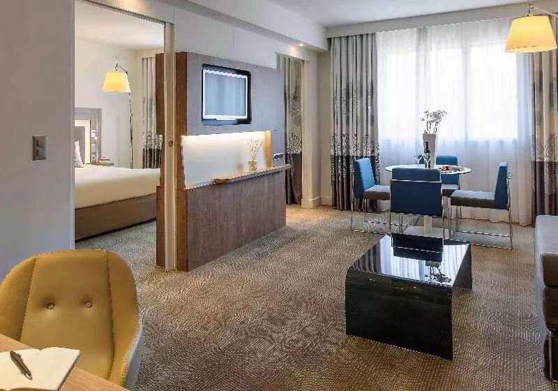 キングサイズベッドのスイートルーム, Novotel Lugano Paradiso