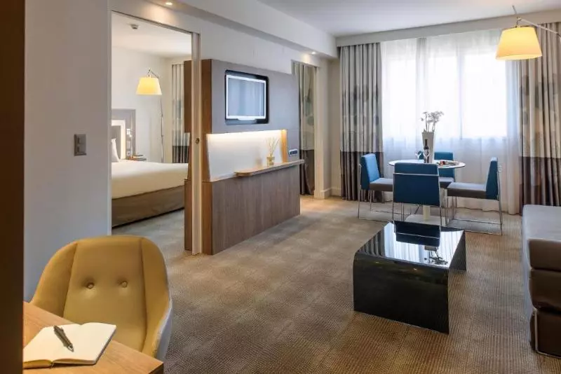 キングサイズベッドのスイートルーム, Novotel Lugano Paradiso