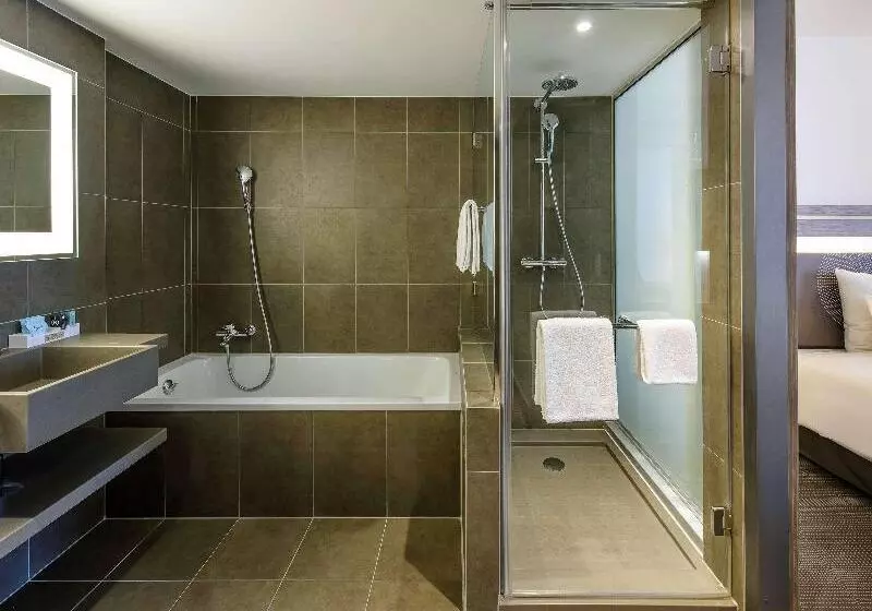 キングサイズベッドのスイートルーム, Novotel Lugano Paradiso