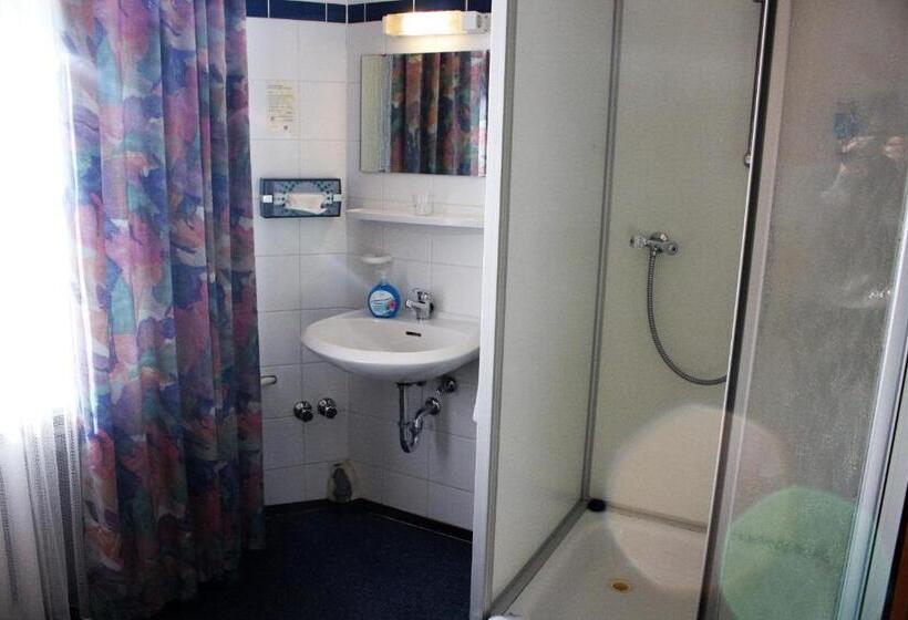 اتاق استاندارد یک تخته با سرویس بهداشتی مشترک, Graf Pückler