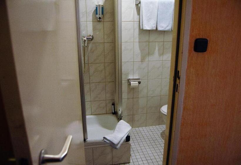 اتاق استاندارد سه نفره, Graf Pückler